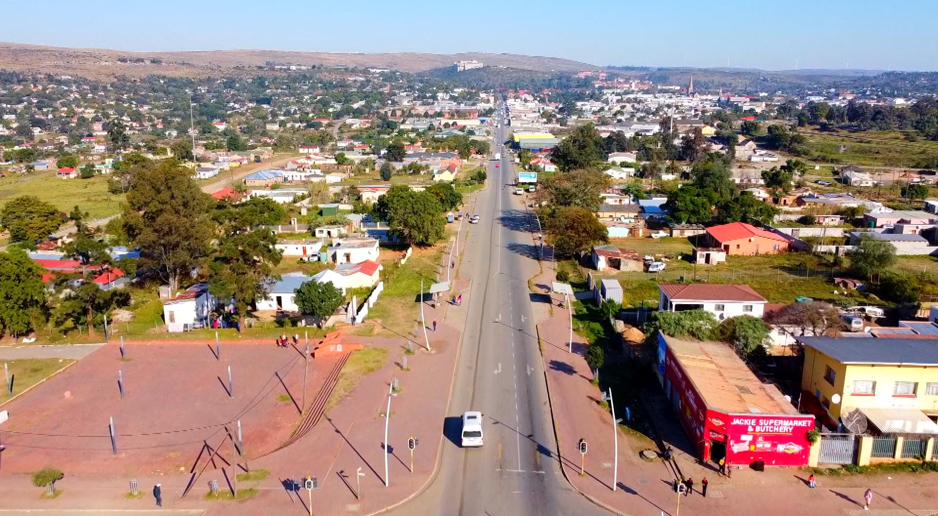An image of Makhanda showing a road, buildings and trees